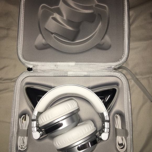 Ariana Grande Brookstone Wireless Cat Ear Headphones - Picture 6 of 9